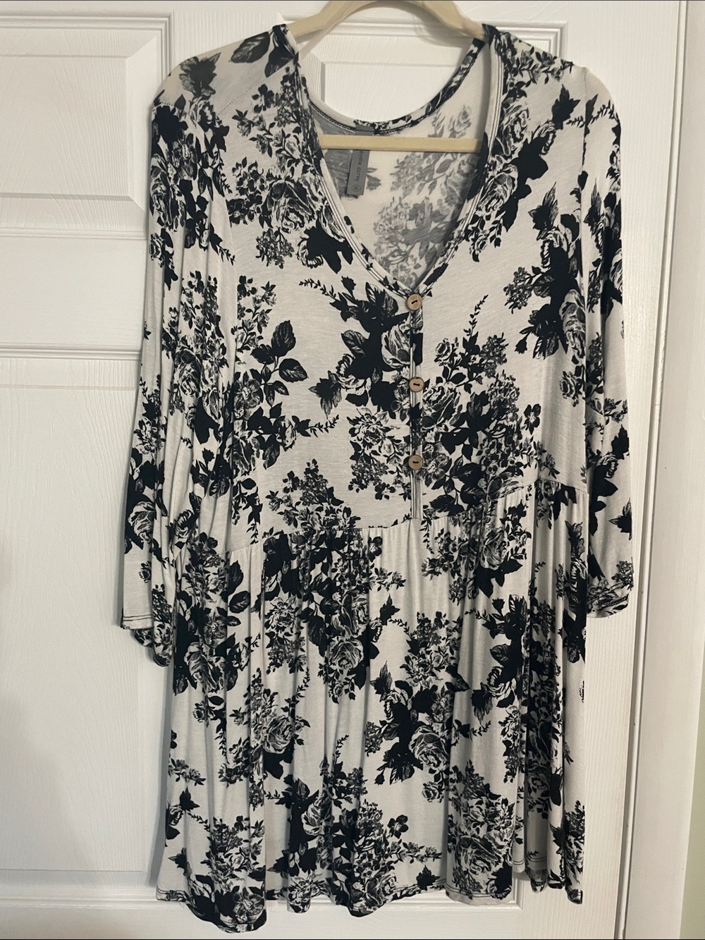 Honeyme Black and White Floral V-Neck Top